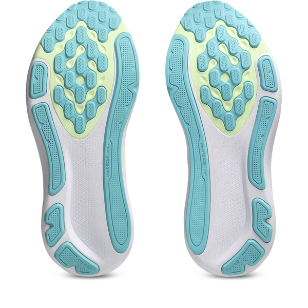 Et par Asics Gel-Kayano 33, Herre, White/Energy Aqua atletiske skosåler vist fra bunden, med en hvid base og blågrøn og lysegrøn tekstureret gummi for greb og fleksibilitet - ideel stabilitetssko til løbesko herre.