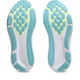 Et par Asics Gel-Kayano 33, Herre, White/Energy Aqua atletiske skosåler vist fra bunden, med en hvid base og blågrøn og lysegrøn tekstureret gummi for greb og fleksibilitet - ideel stabilitetssko til løbesko herre.