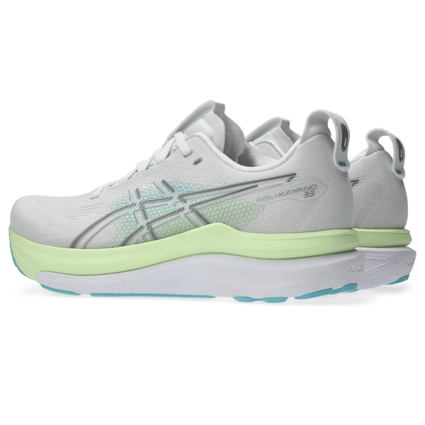 Et par Asics Gel-Kayano 33 løbesko herre i White/Energy Aqua, vist fra siden med åndbart mesh, strukturerede såler og brandede sider og hæle - ideel stabilitetssko til enhver løbetur.