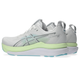 Et par Asics Gel-Kayano 33 løbesko herre i White/Energy Aqua, vist fra siden med åndbart mesh, strukturerede såler og brandede sider og hæle - ideel stabilitetssko til enhver løbetur.