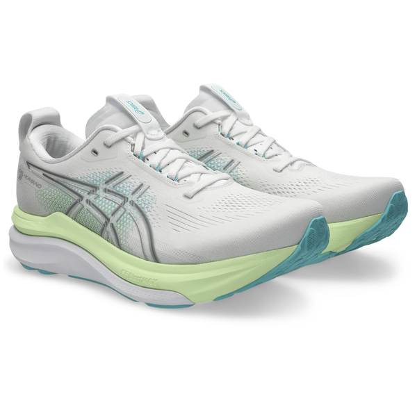 Et par Asics Gel-Kayano 33 løbesko herre i White/Energy Aqua med lysegrønne mellemsåler, blågrønne ydersåler og lyseblå detaljer, vist fra en vinkel på forsiden på en almindelig hvid baggrund.