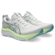 Et par Asics Gel-Kayano 33 løbesko herre i White/Energy Aqua med lysegrønne mellemsåler, blågrønne ydersåler og lyseblå detaljer, vist fra en vinkel på forsiden på en almindelig hvid baggrund.