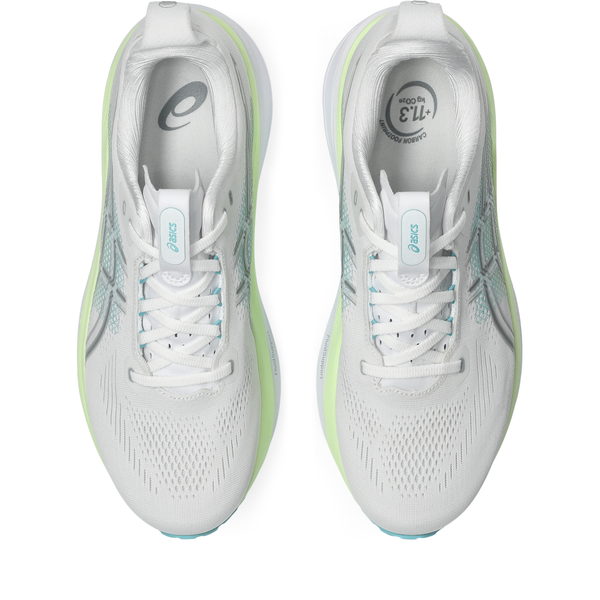Et par ubrugte Asics Gel-Kayano 33, Herre, White/Energy Aqua stabilitetssko vises ovenfra med lyseblå detaljer og grønne såler. Indersålerne viser ASICS-logoet og størrelsesinformation.