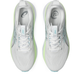 Et par ubrugte Asics Gel-Kayano 33, Herre, White/Energy Aqua stabilitetssko vises ovenfra med lyseblå detaljer og grønne såler. Indersålerne viser ASICS-logoet og størrelsesinformation.