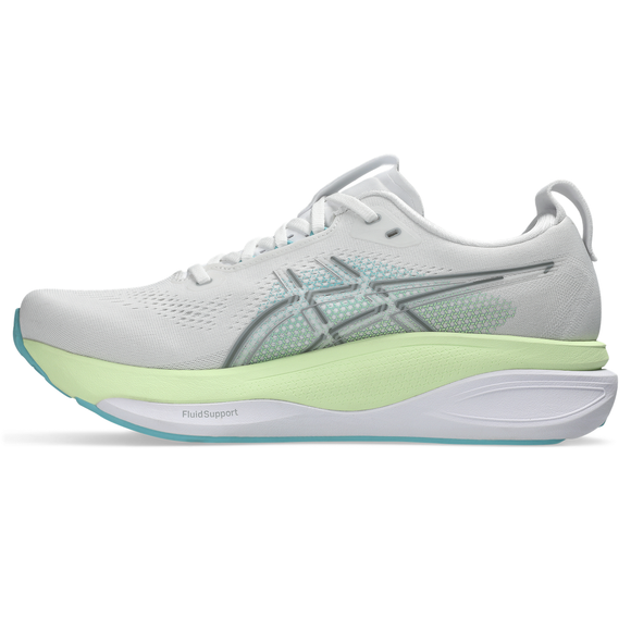 Asics Gel-Kayano 33, Herre, White/Energy Aqua har en overdel i hvidt mesh, sølvfarvede sidestriber, lysegrønne detaljer i mellemsålen, lyseblå ydersål og en tyk FluidSupport-mellemsål, der giver stabilitet. Vist fra siden.