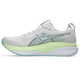 Asics Gel-Kayano 33, Herre, White/Energy Aqua har en overdel i hvidt mesh, sølvfarvede sidestriber, lysegrønne detaljer i mellemsålen, lyseblå ydersål og en tyk FluidSupport-mellemsål, der giver stabilitet. Vist fra siden.