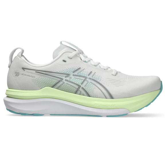 Asics Gel-Kayano 33 Herre i White/Energy Aqua er en stabilitetsløbesko med mesh-materiale, synlig støddæmpning, GEL-KAYANO-branding nær hælen og highlights i lyseblå, sølv og grøn på mellemsålen samt en blå ydersål.