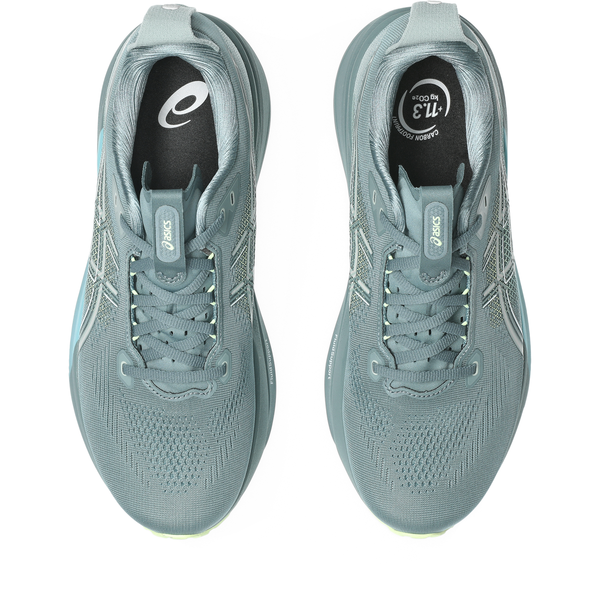 Et par Asics Gel-Kayano 33 stabilitetssko til herrer i Foggy Teal/Illuminate Yellow vises ovenfra på en hvid baggrund med overdel i mesh, snørebånd og synlige Asics-logoer på pløsen og indersålen.