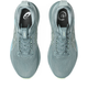 Et par Asics Gel-Kayano 33 stabilitetssko til herrer i Foggy Teal/Illuminate Yellow vises ovenfra på en hvid baggrund med overdel i mesh, snørebånd og synlige Asics-logoer på pløsen og indersålen.