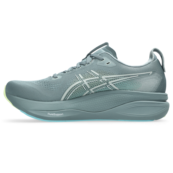Et sidebillede af Asics Gel-Kayano 33, Herre, i Foggy Teal/Illuminate Yellow viser hvide detaljer, en tyk polstret sål og en trækflig på hælen. "FluidSupport" på mellemsålen fremhæver det stabile skodesign.