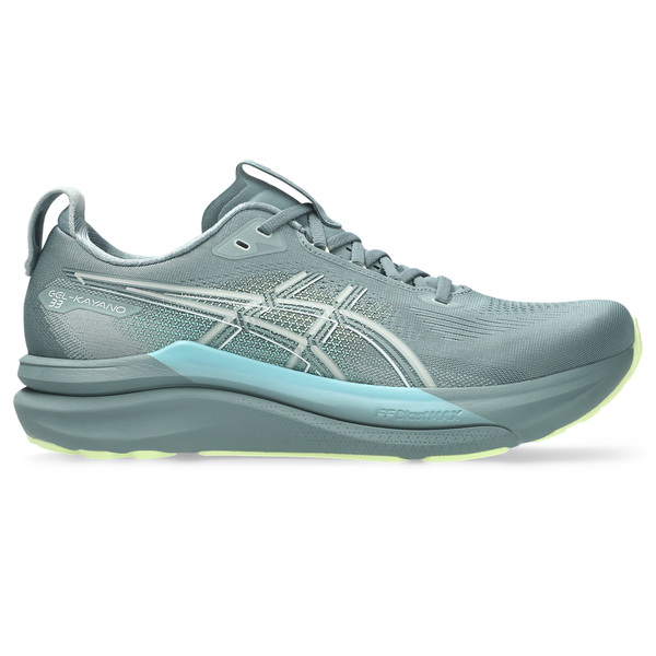 Et par Asics Gel-Kayano 33 Herre løbesko i foggy teal og illuminate yellow med en tyk sål, overdel i mesh og hvidt branding på siden, vist på en hvid baggrund.