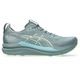 Et par Asics Gel-Kayano 33 Herre løbesko i foggy teal og illuminate yellow med en tyk sål, overdel i mesh og hvidt branding på siden, vist på en hvid baggrund.