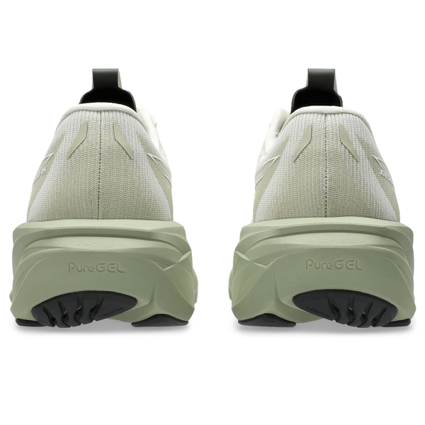 Bagfra set på et par lyse ASICS GT-2000 15 herresko i farven Birch/Khaki Green med tykke, lysegrønne såler med PureGEL-mærket; disse løbesko er placeret side om side på en hvid baggrund og tilbyder den perfekte balance mellem komfort og støtte til herresko med stabilitetsfunktion.