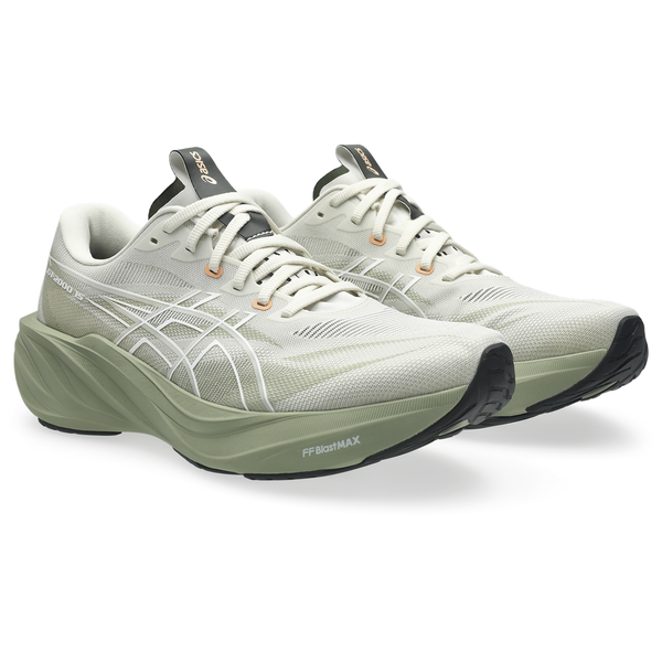 Et par ASICS GT-2000 15 herrestabilitetssko i farvekombinationen Birch/Khaki Green med tykke såler, hvide snørebånd og sorte detaljer, vist på en hvid baggrund. Disse løbesko er udviklet til at give fremragende støtte ved hver eneste løbetur.