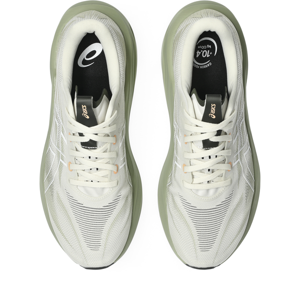 Oversigtsbillede af et par Asics GT-2000 15 herreløbesko i farven Birch/Khaki Green, med overdel i mesh, hvide snørebånd og sorte indlægssåler med synligt Asics-logo. Disse stabilitetssko til herrer er symmetrisk placeret på en hvid baggrund.