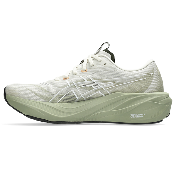 Et billede set fra siden af Asics GT-2000 15, Herre i farvekombinationen Birch/Khaki Green, der viser den tykke sål, de hvide snørebånd og det ikoniske logo på siden. Teksten »3D GUIDANCE SYSTEM« er trykt over mellemsålen og understreger skoens avancerede egenskaber som en stabilitetssko til herre (stabilitetsløbesko til mænd).