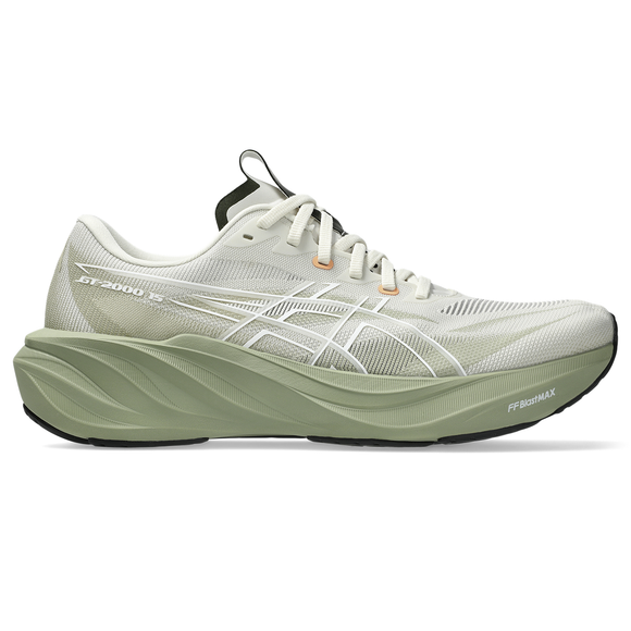 Et billede set fra siden af ASICS GT-2000 15-løbeskoen i farvekombinationen Birch/Khaki Green, der er designet som en stabilitetssko til mænd, med en tyk, formstøbt sål, hvide detaljer og snørebånd, et markant ASICS-logo på siden samt en kontrastfuld sort detalje på sålen.
