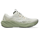 Et billede set fra siden af ASICS GT-2000 15-løbeskoen i farvekombinationen Birch/Khaki Green, der er designet som en stabilitetssko til mænd, med en tyk, formstøbt sål, hvide detaljer og snørebånd, et markant ASICS-logo på siden samt en kontrastfuld sort detalje på sålen.