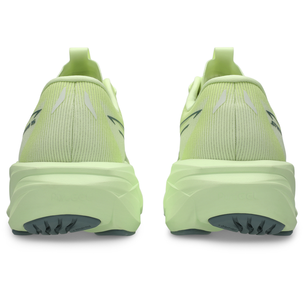 Et par Asics GT-2000 15 herreløbesko i farvekombinationen Illuminate Yellow/Foggy Teal set bagfra, hvor de tykke såler, de strukturerede ydersåler og det diskrete logo på hælen fremhæves.