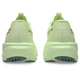 Et par Asics GT-2000 15 herreløbesko i farvekombinationen Illuminate Yellow/Foggy Teal set bagfra, hvor de tykke såler, de strukturerede ydersåler og det diskrete logo på hælen fremhæves.