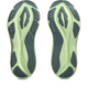 To såler til sportssko, inspireret af ASICS Gt-2000 15, Herre i farvekombinationen Illuminate Yellow/Foggy Teal, vises side om side på en hvid baggrund. Disse såler til stabilitetssko har mørkegrå og lysegrønne, bølgede mønstre med struktur, flere grebszoner og et asymmetrisk, moderne design.
