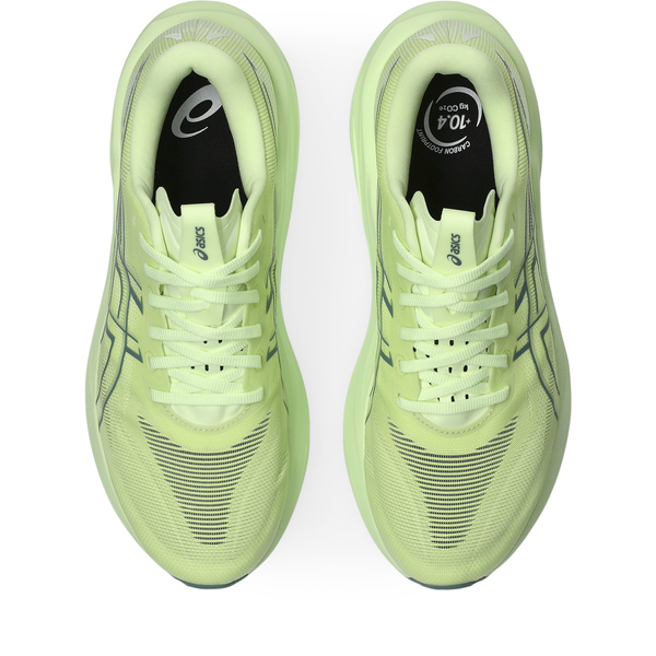 Et par ASICS GT-2000 15 løbesko til herre i farven Illuminate Yellow/Foggy Teal ses set ovenfra, hvor man kan se snørelukningen, den åndbare overdel i mesh samt det ikoniske ASICS-logo på både siderne og indersålerne. Disse stabilitetssko er placeret side om side på en hvid baggrund.