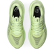 Et par ASICS GT-2000 15 løbesko til herre i farven Illuminate Yellow/Foggy Teal ses set ovenfra, hvor man kan se snørelukningen, den åndbare overdel i mesh samt det ikoniske ASICS-logo på både siderne og indersålerne. Disse stabilitetssko er placeret side om side på en hvid baggrund.