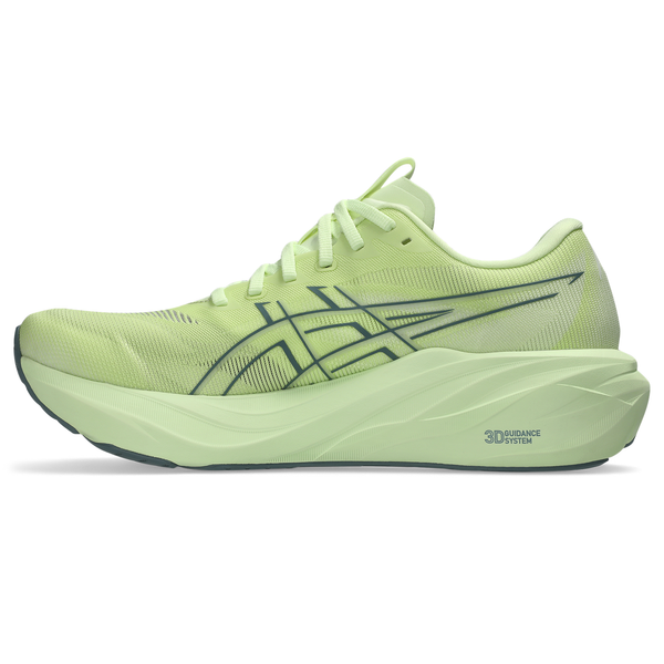 Set fra siden har ASICS Gt-2000 15, Herre i farvekombinationen Illuminate Yellow/Foggy Teal en tyk sål, snørebåndsdesign og et ASICS-logo med mørk kontur på siden. Teksten »3D GUIDANCE SYSTEM« er synlig på mellemsålen tæt på hælen og fremhæver skoens stabilitetsfunktioner, der er designet til at give optimal støtte.