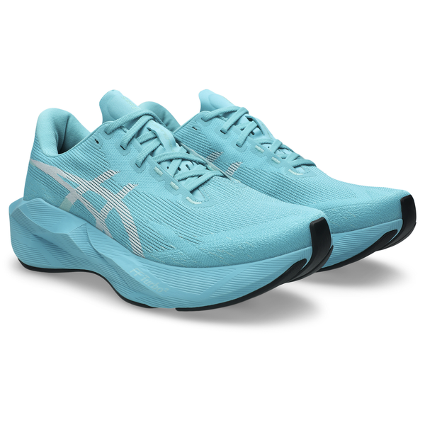 Et par Asics Novablast 6 herresko i farvekombinationen Energy Aqua/White med hvide logoer, sorte ydersåler og stødabsorberende mellemsåler, der giver en energifyldt løbeoplevelse, vises på en hvid baggrund.