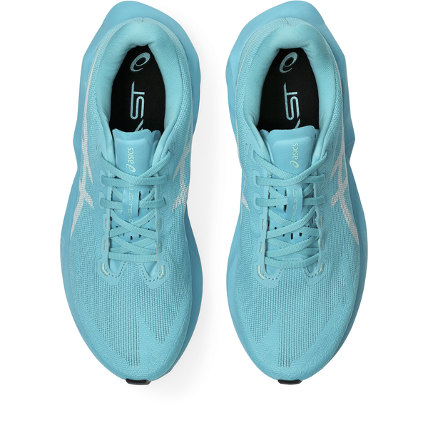 Oversigtsbillede af et par Asics Novablast 6 herreløbesko i farvekombinationen Energy Aqua/White, med overdel i mesh, hvide detaljer og snørebånd samt sorte indlægssåler med Asics-logoet, der sikrer en energifyldt løbeoplevelse.