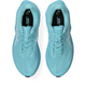 Oversigtsbillede af et par Asics Novablast 6 herreløbesko i farvekombinationen Energy Aqua/White, med overdel i mesh, hvide detaljer og snørebånd samt sorte indlægssåler med Asics-logoet, der sikrer en energifyldt løbeoplevelse.
