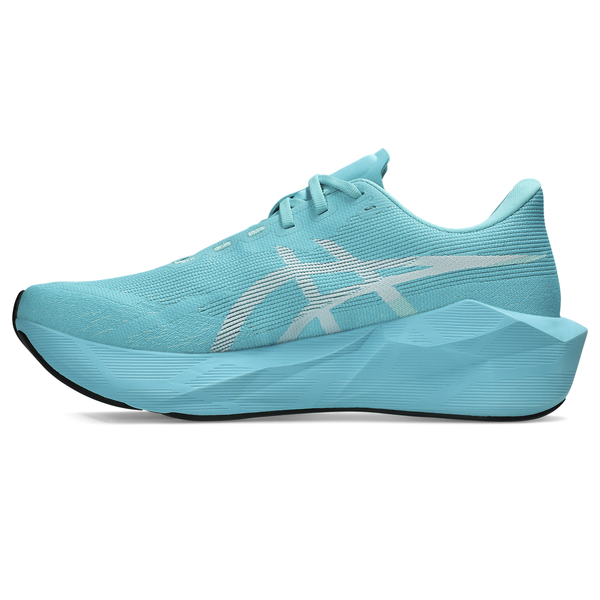 Asics Novablast 6 til mænd i farvekombinationen Energy Aqua/White har en tyk, skulptureret sål, et hvidt logo på siden, en sort ydersål og blå snørebånd og lover en energifyldt løbeoplevelse. Skoen ses fra venstre side mod en hvid baggrund.