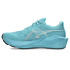 Asics Novablast 6 til mænd i farvekombinationen Energy Aqua/White har en tyk, skulptureret sål, et hvidt logo på siden, en sort ydersål og blå snørebånd og lover en energifyldt løbeoplevelse. Skoen ses fra venstre side mod en hvid baggrund.