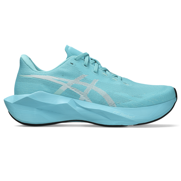 Asics Novablast 6 Herre i farven Energy Aqua/White har en overdel i mesh, en struktureret sål og et hvidt logo på siden og giver en energifyldt løbeoplevelse, fotograferet på en hvid baggrund.