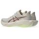 Et par Asics Novablast 6 herresko i farvekombinationen Rose Dust/Illuminate Yellow, med brune logoer på siderne, tykke hvide mellemsåler med FF Turbo-mærkning og halvgennemsigtige grønne ydersåler. Skoene står side om side og vender mod venstre.