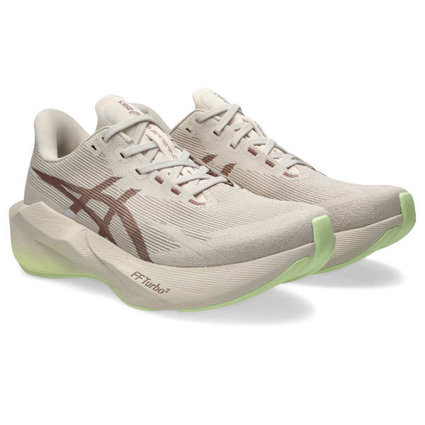 Et par ASICS Novablast 6 herresko i farvekombinationen Rose Dust/Illuminate Yellow, med snørelukning og det karakteristiske brune ASICS-logo på siderne, vist på en hvid baggrund.