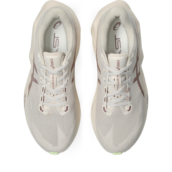 Et par Asics Novablast 6 herresko i farven Rose Dust/Illuminate Yellow med snørebånd og overdel i mesh, set ovenfra. Skoene har lyse detaljer og indlægssåler med mærkelogo – perfekte som stilfulde, neutrale løbesko.