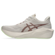 Et billede set fra siden af ASICS Novablast 6 herresko i farvekombinationen Rose Dust/Illuminate Yellow, med en tyk, formet sål, en lysegrøn ydersål, et brunt ASICS-logo, et lavt design og synlige snørebånd.