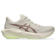 Et billede set fra siden af Asics Novablast 6 Herre i farvekombinationen Rose Dust/Illuminate Yellow – en neutral løbesko med et stort brunt logo, en tyk, off-white sål, en grøntfarvet underkant og teksten »FF Turbo²« på mellemsålen.