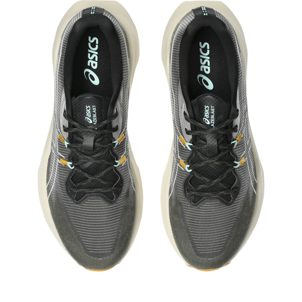 Her ses et par ASICS Blazeblast herresko i farvekombinationen Black/Sandstorm set ovenfra, med hvide såler, sorte snørebånd og ASICS-logoer på indersålerne. Det blågrønne og gule farveindslag ved snørehullerne giver et stilfuldt præg, hvilket gør disse ASICS-trailsko til mænd til et fremragende valg, både hvad angår stil og ydeevne.
