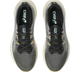 Her ses et par ASICS Blazeblast herresko i farvekombinationen Black/Sandstorm set ovenfra, med hvide såler, sorte snørebånd og ASICS-logoer på indersålerne. Det blågrønne og gule farveindslag ved snørehullerne giver et stilfuldt præg, hvilket gør disse ASICS-trailsko til mænd til et fremragende valg, både hvad angår stil og ydeevne.