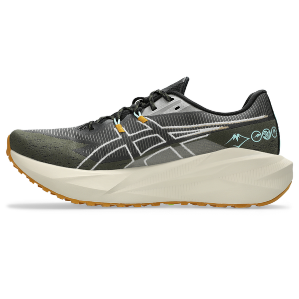 Her præsenterer vi Asics Blazeblast trailsko til herre i farvekombinationen Black/Sandstorm – en iøjnefaldende sko med sort og grå overdel, der fremhæves af hvide og blågrønne detaljer. Dette billede set fra siden fremhæver den tykke, off-white sål kombineret med et lysebrunt mønster, der forener komfort og stil til ethvert eventyr. Inspireret af det dynamiske design fra Asics Blazeblast er den perfekt til dem, der søger både ydeevne og moderne stil på stierne.