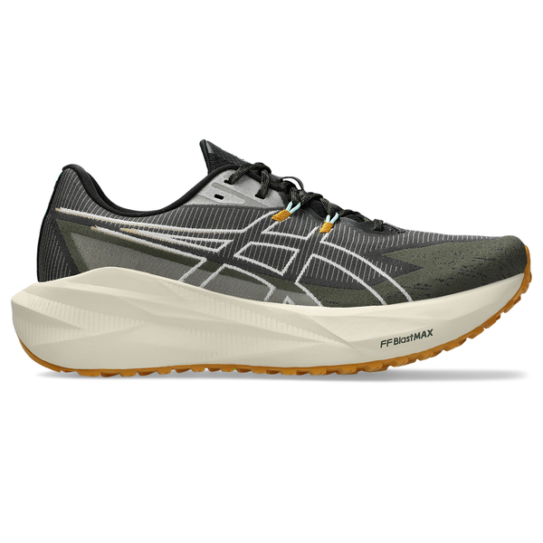 Et billede set fra siden af ASICS Blazeblast, Herre i farvekombinationen Black/Sandstorm – en sort og grå løbesko med hvide og beige detaljer, en hvid mellemsål og en lysebrun ydersål. Skoen er designet som en alsidig trailsko til mænd og har teksten »FF BLAST MAX« tæt på sålen.