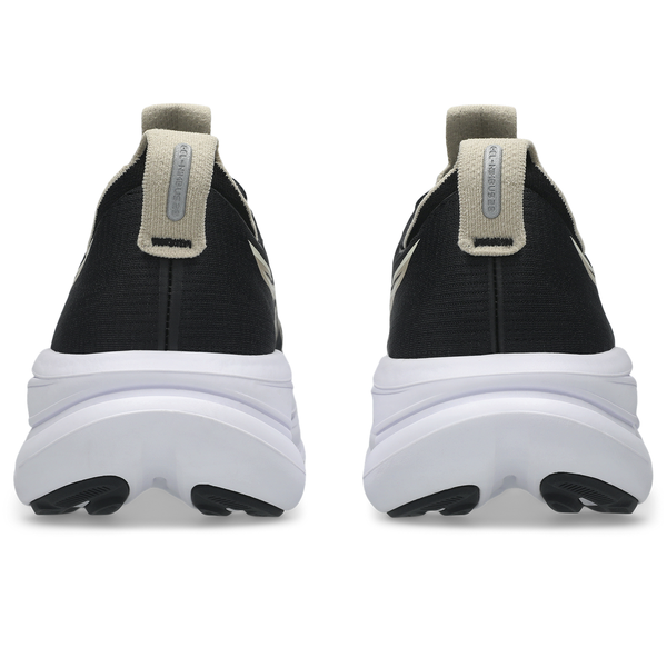 Bagfra-billede af et par Asics Gel-Nimbus 28 Dame-løbesko i farvekombinationen Sort/Feather Grey, med tykke hvide såler, der sikrer maksimal stødabsorbering, lysbeige trækflapper og små grå dekorative mærker på hver hæl. Skoene er placeret side om side på en ensfarvet hvid baggrund – hvilket gør dem til et ideelt valg, når det gælder komfort i løbesko.
