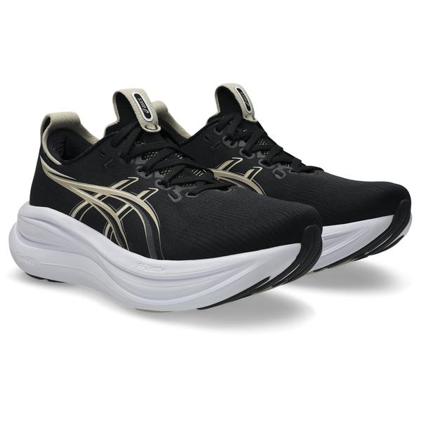Et par Asics Gel-Nimbus 28 Dame-løbesko i farvekombinationen sort/feather grey er afbilledet på en ensfarvet baggrund. Disse komfortable løbesko har et markant Asics-logo, snørelukning og sikrer maksimal stødabsorbering for en yderst behagelig løbeoplevelse.
