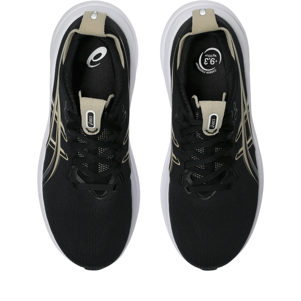 Et par Asics Gel-Nimbus 28 Dame-løbesko i farven Black/Feather Grey ses set ovenfra, hvor snørebåndene, mærkaterne på tungen, mærkelogoerne og et størrelsesmærkat på den højre indersål er tydeligt synlige. Skoene er placeret side om side på en hvid baggrund for at fremhæve deres design og maksimal stødabsorbering, der sikrer ultimativ komfort.