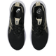 Et par Asics Gel-Nimbus 28 Dame-løbesko i farven Black/Feather Grey ses set ovenfra, hvor snørebåndene, mærkaterne på tungen, mærkelogoerne og et størrelsesmærkat på den højre indersål er tydeligt synlige. Skoene er placeret side om side på en hvid baggrund for at fremhæve deres design og maksimal stødabsorbering, der sikrer ultimativ komfort.