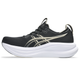 Asics Gel-Nimbus 28, Dame, i sort/feathergrå er en sort sportsløbesko med gulddetaljer og en hvid sål, set fra siden. Denne model har en markant, buet mellemsål, der sikrer maksimal stødabsorbering, samt snørelukning, hvilket gør den til et ideelt valg for løbere, der søger både stil og komfort.