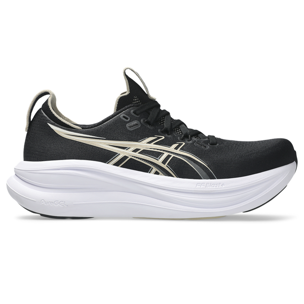 Et billede set fra siden af Asics Gel-Nimbus 28 Dame i sort/fjergrå viser en sort komfortabel løbesko med hvide og fjergrå detaljer, herunder logo-detaljer, snørebånd foran, en trækflap ved hælen og maksimal stødabsorbering, der sikrer øget komfort ved hvert skridt.