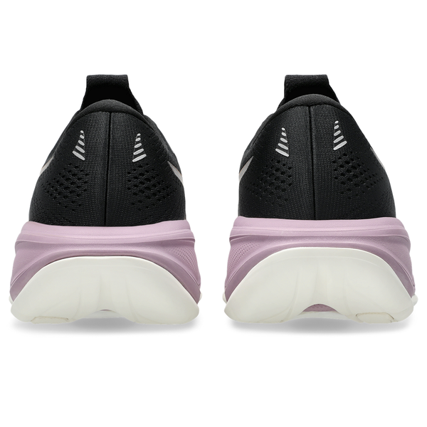 Et par Asics Gel-Cumulus 28 Dame i farvekombinationen sort/taro-lilla, set bagfra, med en lyserød mellemsål, hvid ydersål og små reflekterende detaljer på hælen.